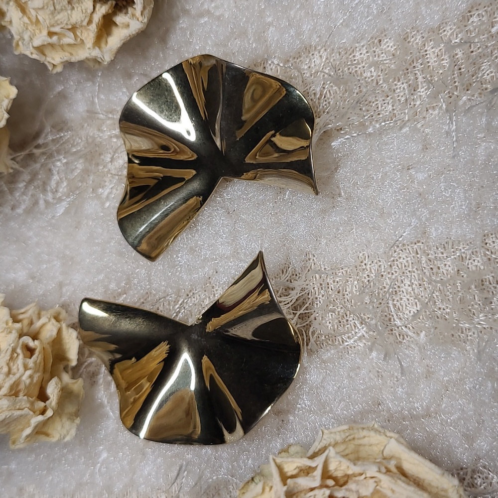 Vintage Premier Designs Earrings Wavy Crumpled Goldtone Ruffled Fan Clip on 1.5"